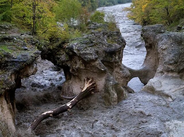 Разрушение камней водой. Камень сточенный водой. Вода камень точит. Вода разрушает камни. Почему вода камень точит