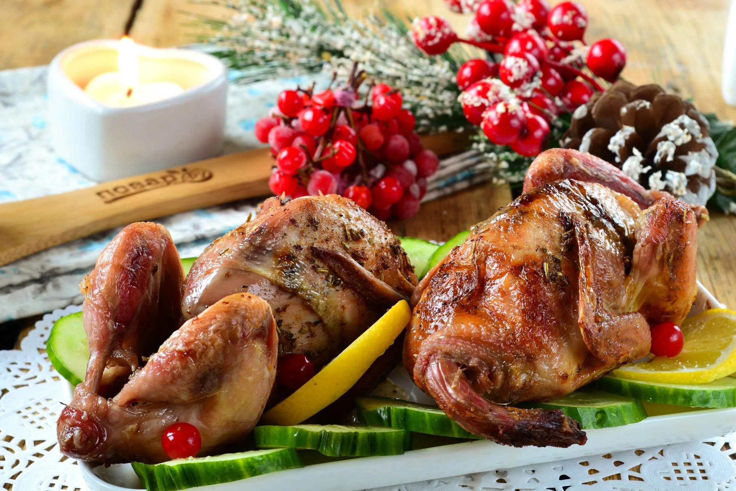 Цыплята корнишоны. Фаршированные цыплята корнишоны. Цыпленок корнишон жареный. Цыпленок корнишон блюдо. Маленькие курочки корнишоны.