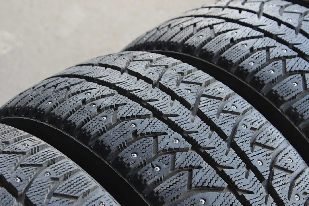 Нешипованные резина недорого. Bridgestone Ice Cruiser 7000. Бриджстоун айс Крузер 7000. Bridgestone Ice Cruiser 7000s. Шины зимние Бриджстоун Ice Cruiser 7000.