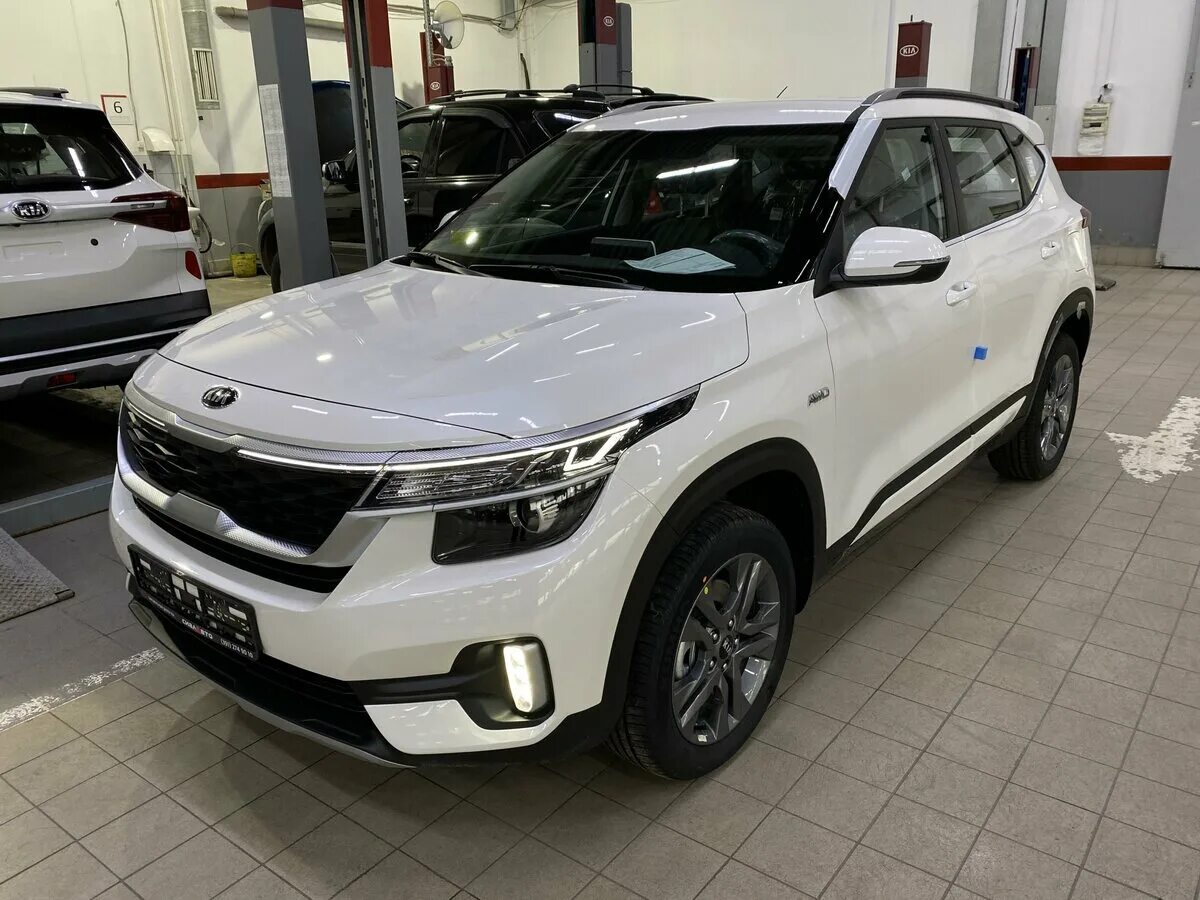 Купить б/у Kia Seltos I 2.0 CVT (149 л.с.) 4WD бензин вариатор в Москве: белый К