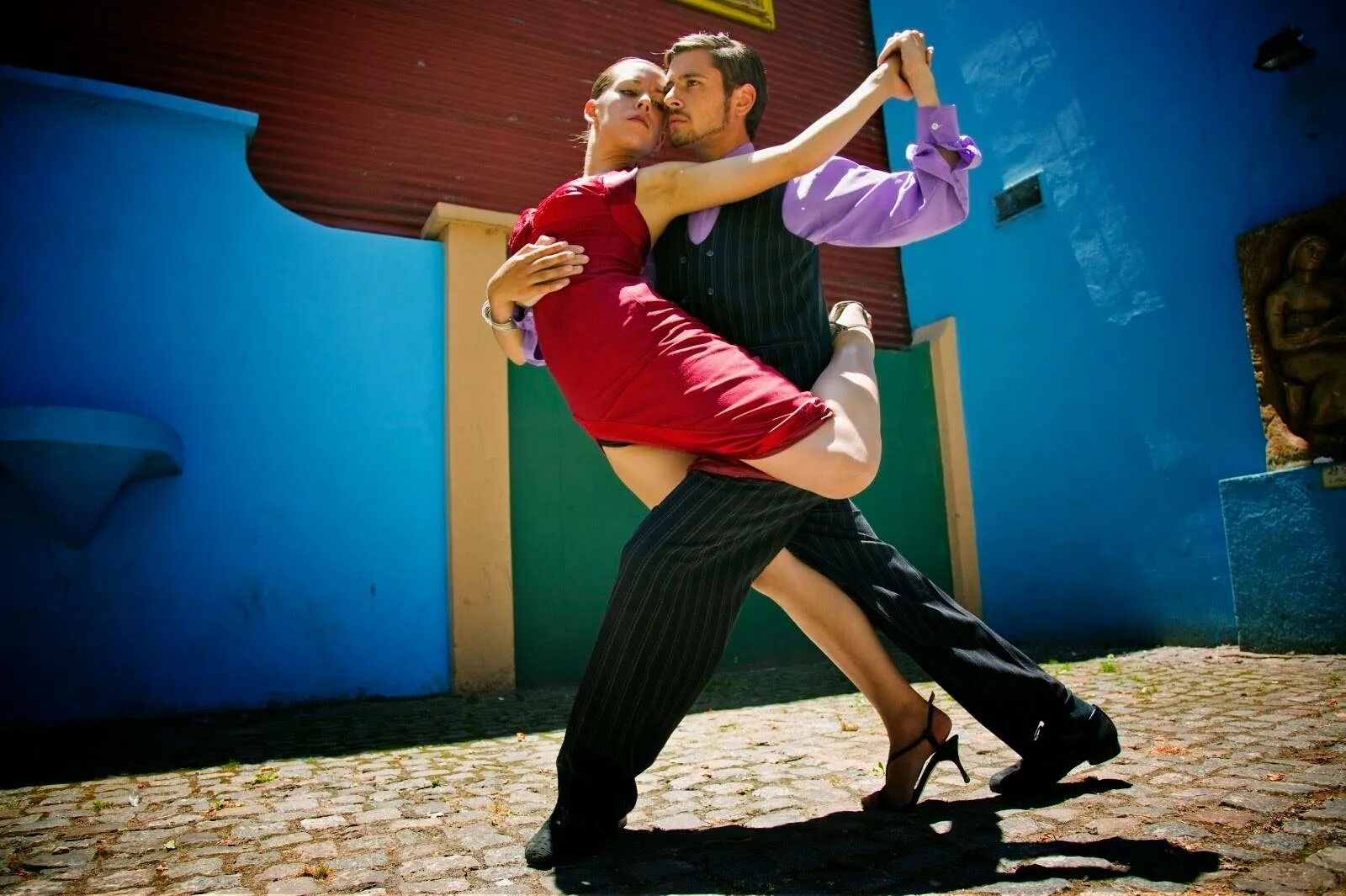 Мы танцуем танцы словно иностранцы слушать. Танго Буэнос Айрес милонги. Буэнос-Айрес Аргентина танго. Аргентина танец танго. Аргентинский танцор танго.