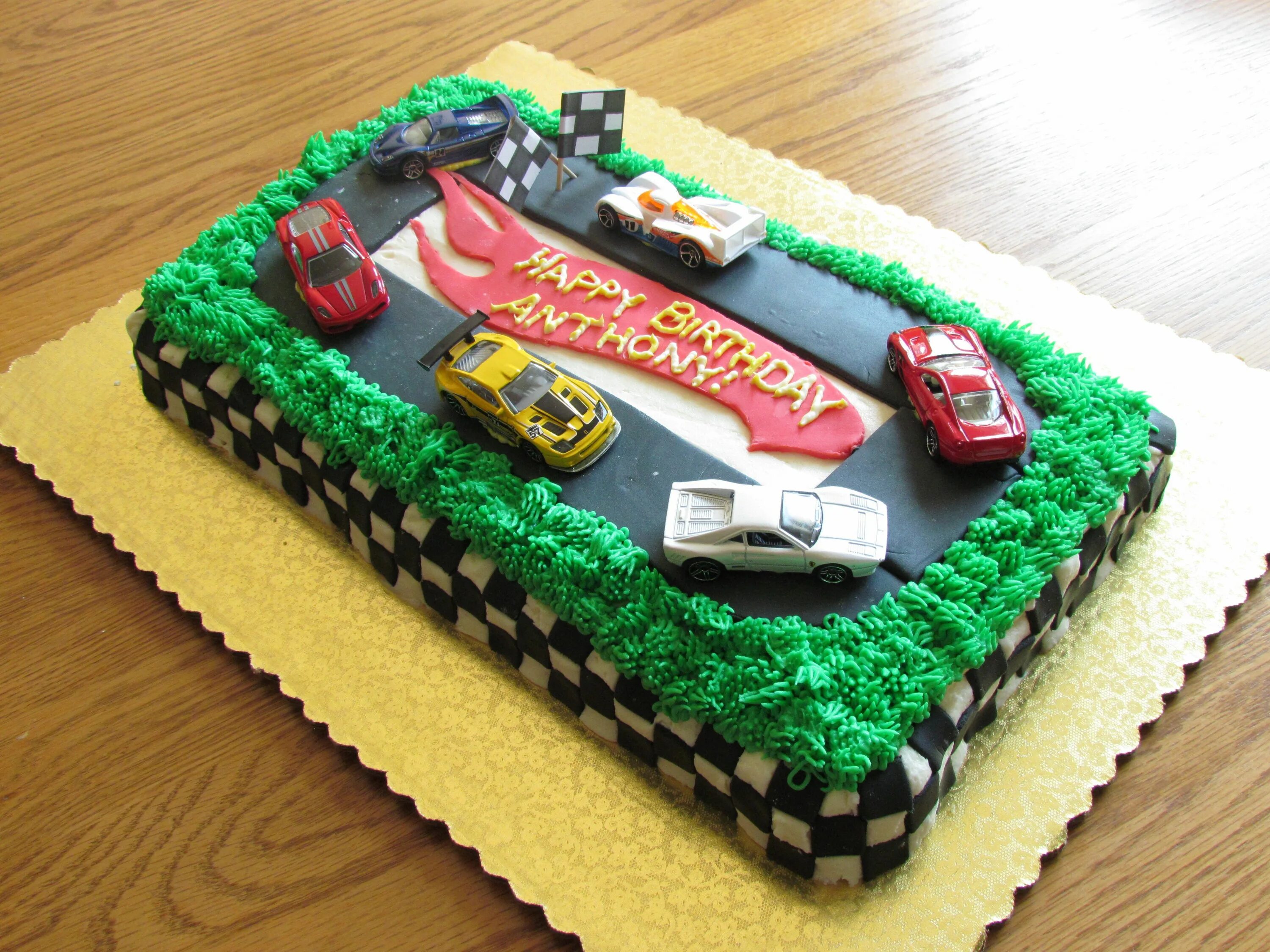 Торт для мальчика 7. Квадратный торт для мальчика. Торт для мальчика 7 лет на день рождения. Квадратный торт с машинками. Прямоугольный торт для мальчика.