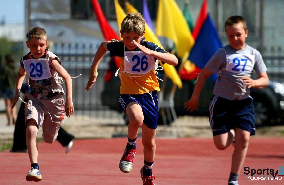 Дети спортсмены. Легкая атлетика дети. Спорт дети легкая атлетика. Физическая активность. Мальчик бежит соревнования.