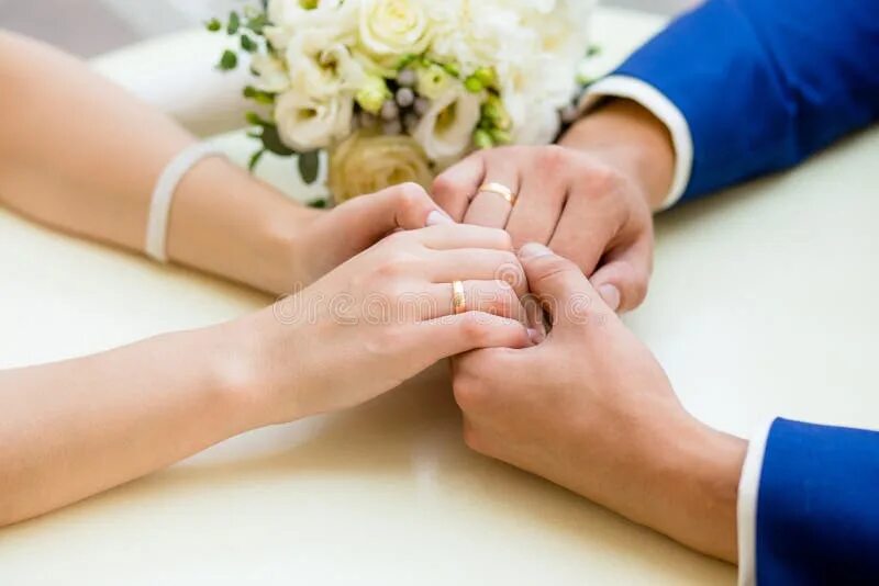 Обручальные кольца на руках. Обручальные кольца и свидетельство о браке. Бракосочетание лентой руки. Свидетельство о браке руки с кольцами.
