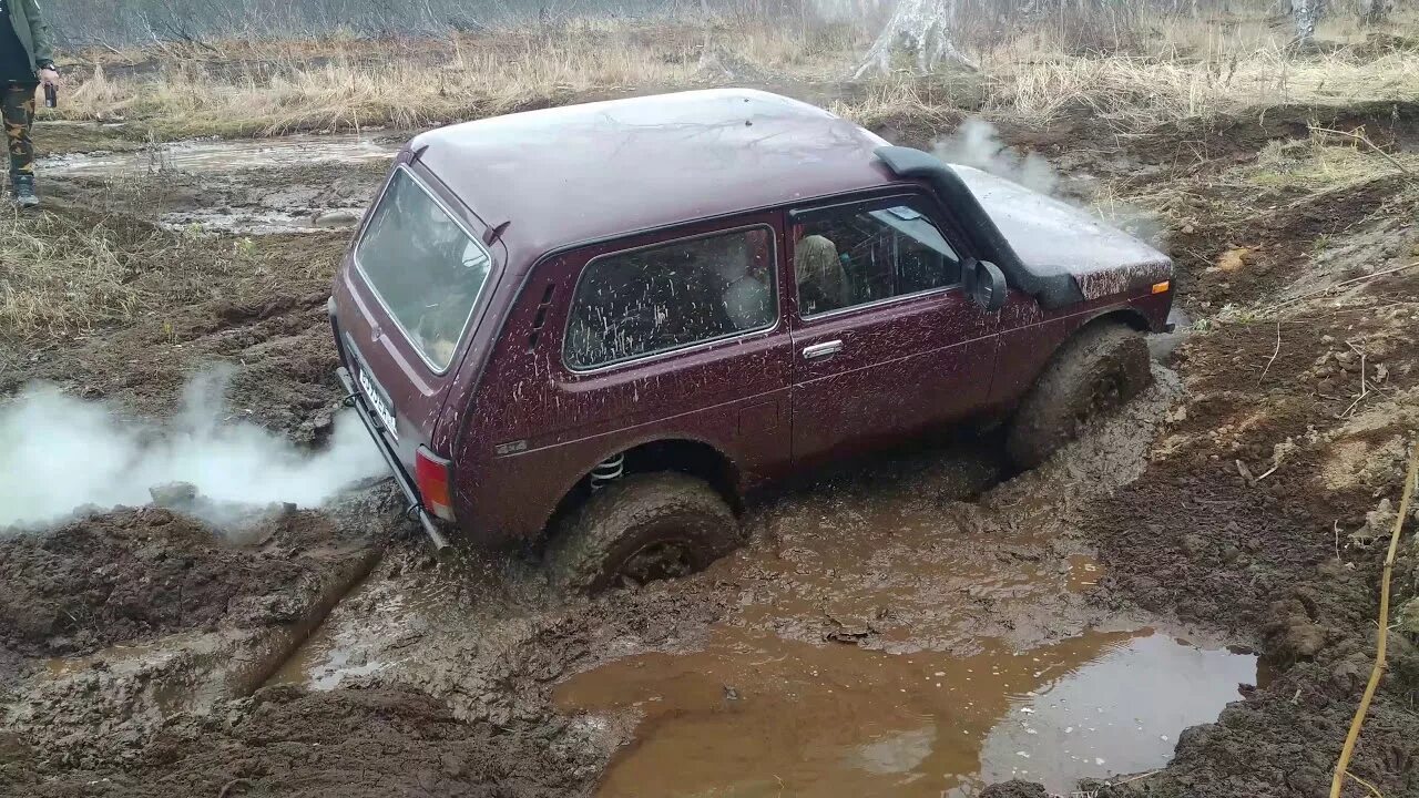 Нива 2121 в грязи. Нива 4на4 в грязи. Нива ваз 2121 по бездорожью. Нива 2121 в грязи. Шнива едет.