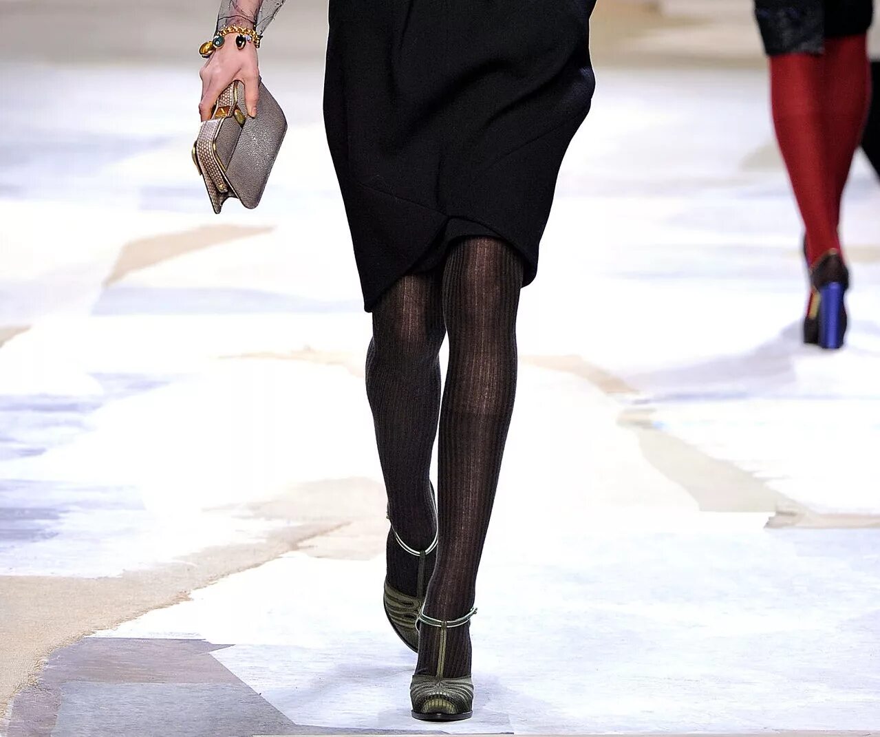 Как носить колготки зимой. С какой обувью носить платье зимой. Плотные колготки с босоножками. Зимние образы с шортами. Бежевые плотные колготки с босоножками.