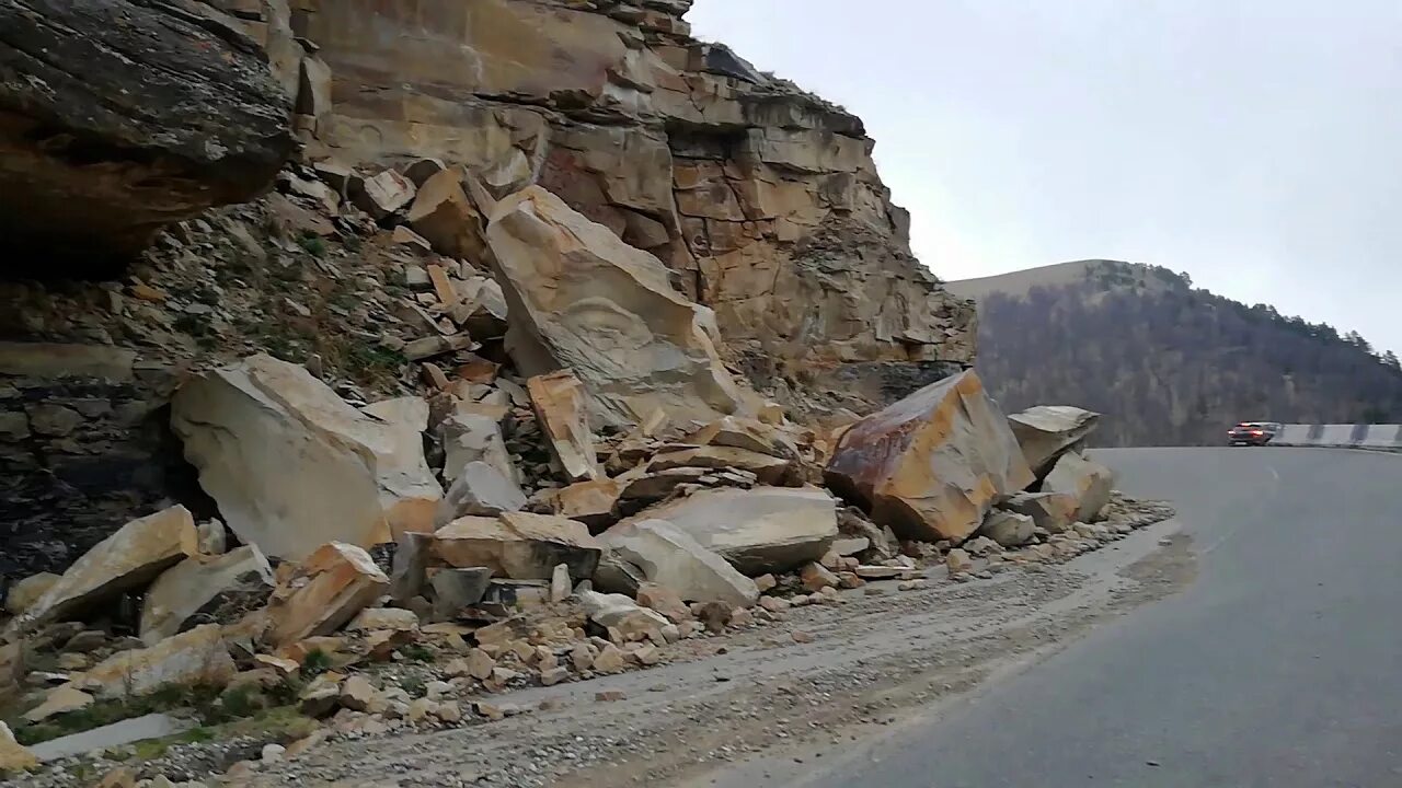 Гуамка кулуары, оползни, камнепада. Обвал в горах. Гора Хабус сизая. Каменный обвал. Про обвалы