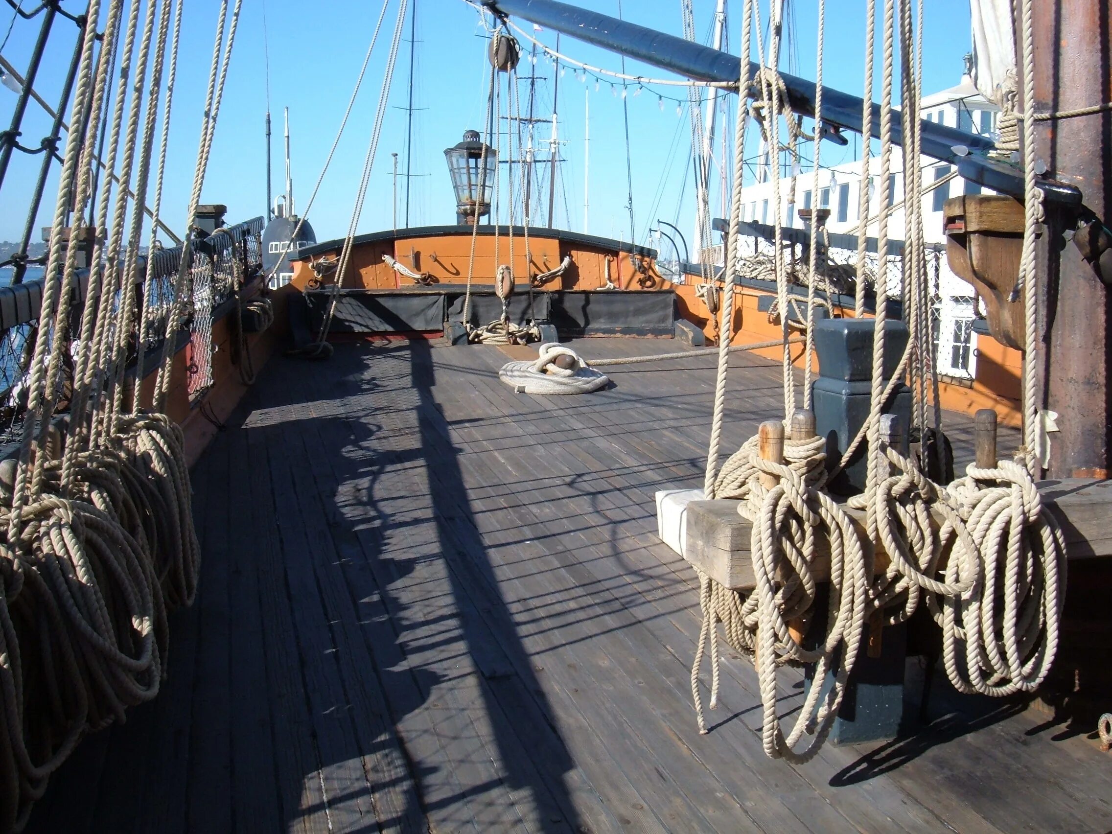 Палубы парусного корабля. Палубы парусного корабля. Шканцы на hms surprise. Фрегат uss constitution конститьюшн. Палуба парусного корабля.
