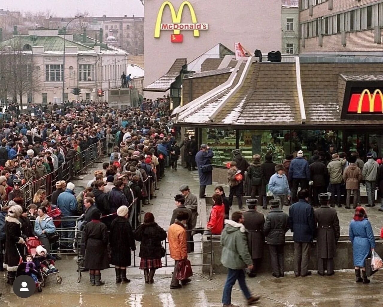 Что открыть на большой площади. Очередь в макдональдс 1990 Москва. Очередь в первый макдональдс в Москве 1990. Открытие первого Макдональдса в Москве 1990. Первый макдональдс в СССР очередь.