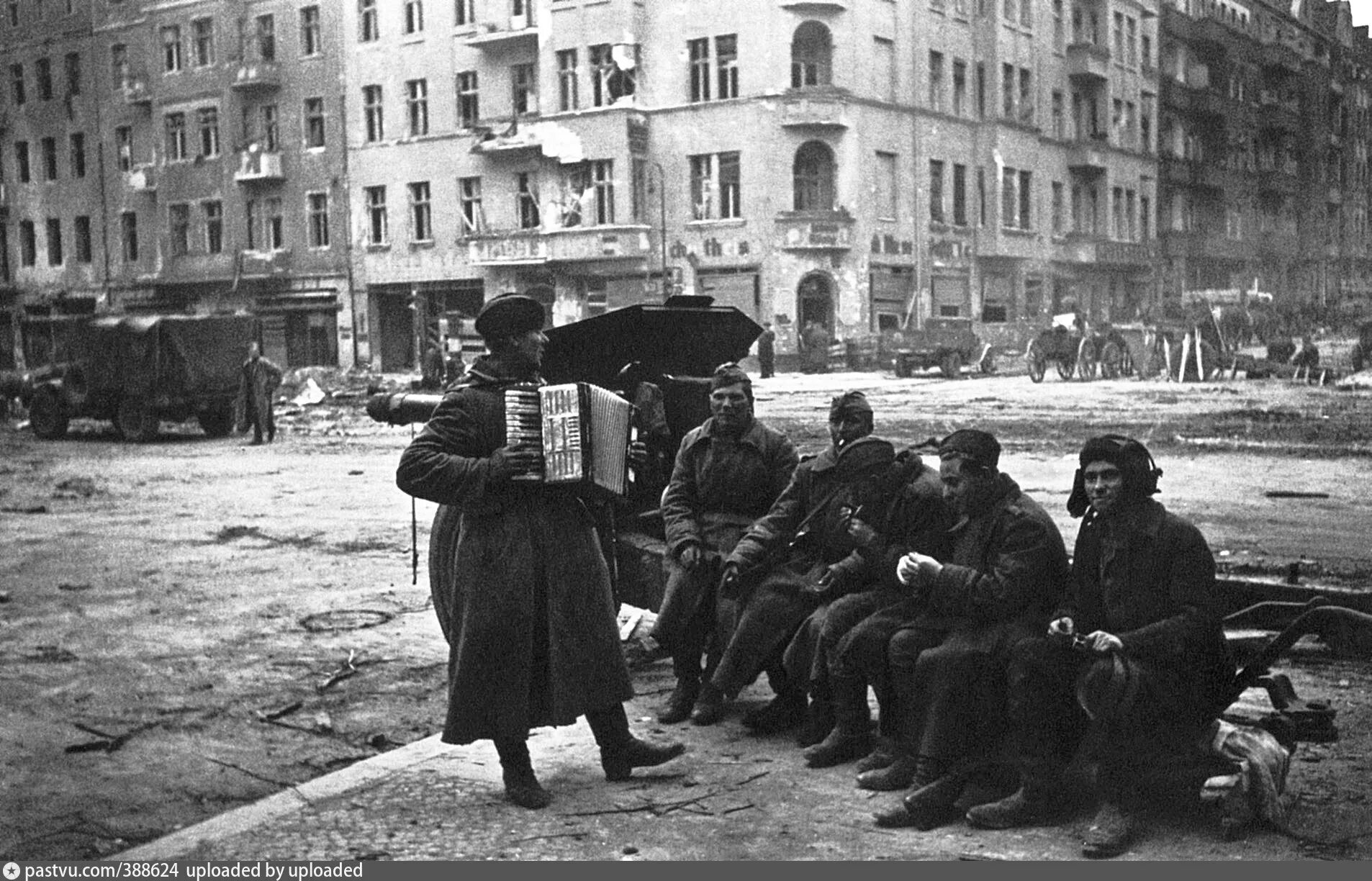 Фотографии времен великой отечественной войны. Великая Отечественная война Берлин 1945. Советские солдаты в Берлине 1945 года. Русские солдаты в Берлине 1945. Берлин 1945 фотохроника.