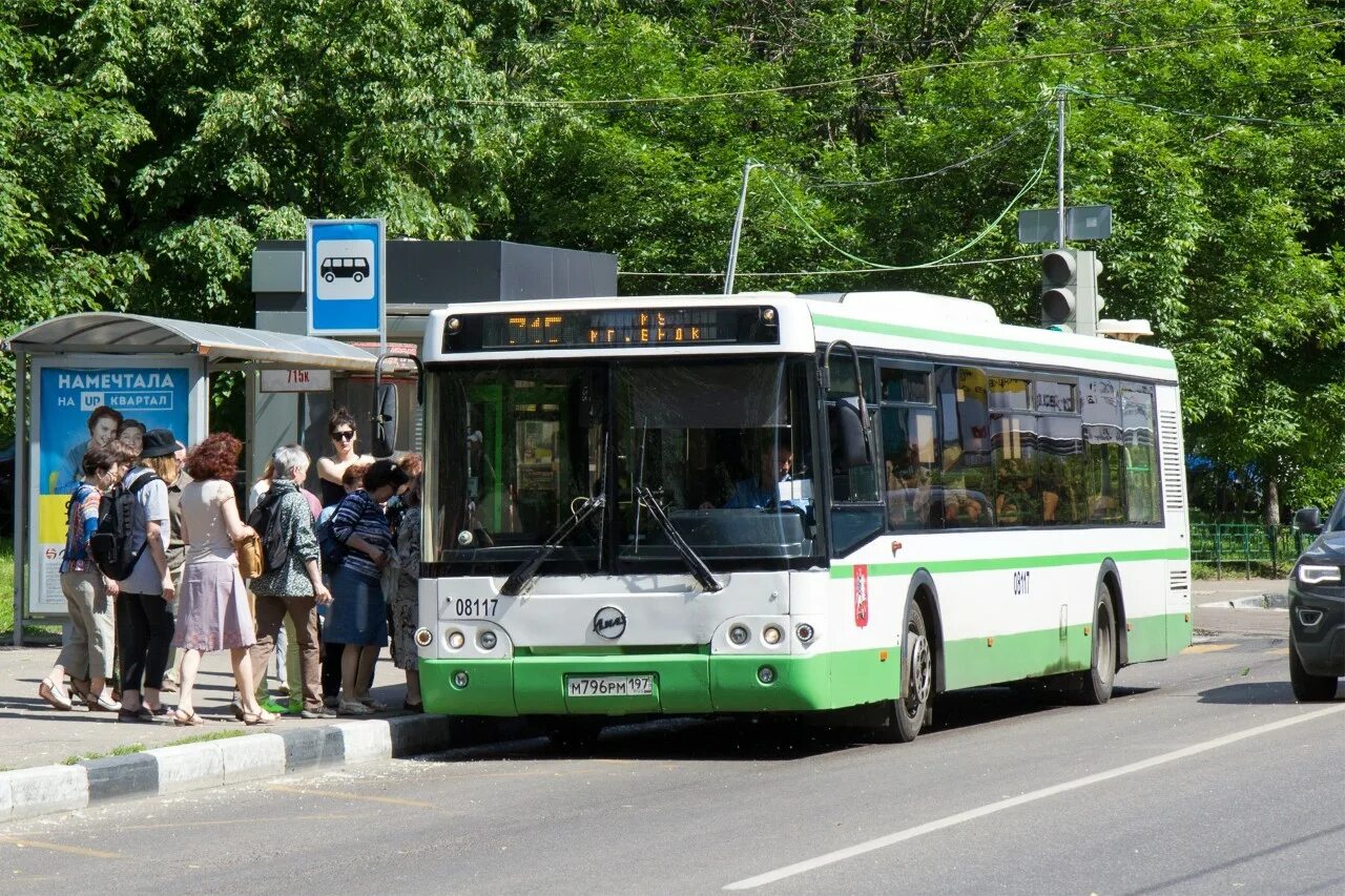 В общественном центре городов транспорт. Общественный транспор. Автобус. Автобусы России. Городской автобус.