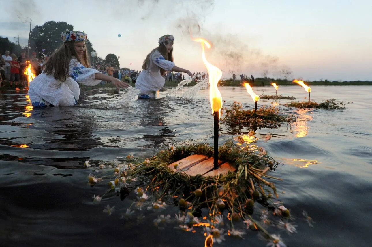 Купала под водой. Купала под водой. Ивана купала праздник в язычестве. Ивана купала венки на воде. Купала под водой.