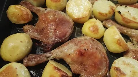 Голень с картошкой на сковороде