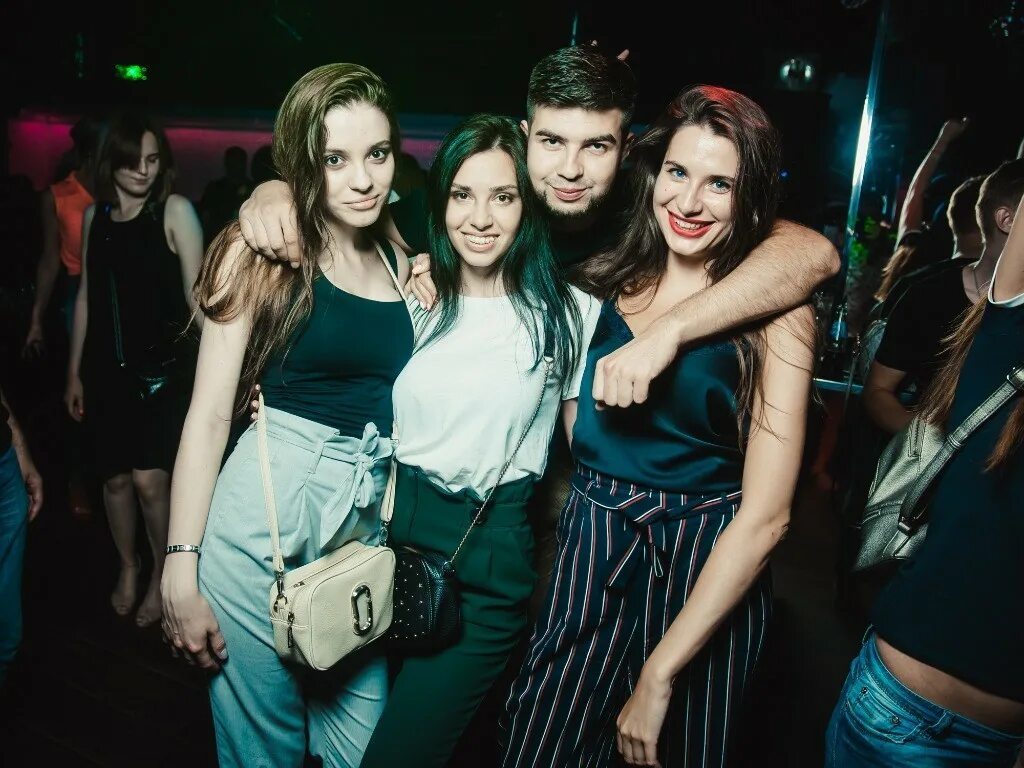 Клуб. Фото московская 80 екб. Ночной клуб 80. Night club 80s. Люди в клубе.