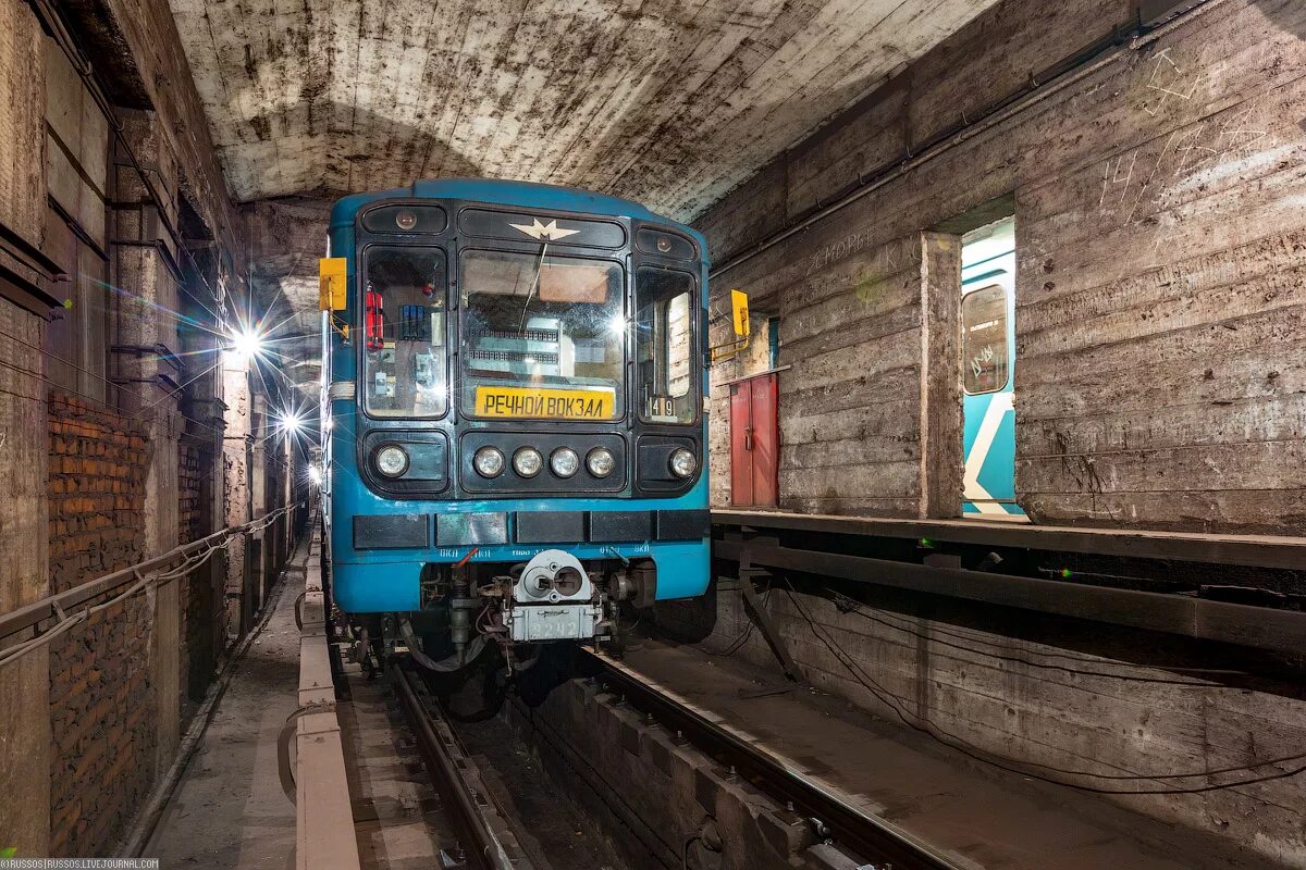 Звук поезда метро. 81-717 Метрострой. Метровагон номерной 81-717. Номерной вагон 81-717. Вагон 81-717 (ММЗ).