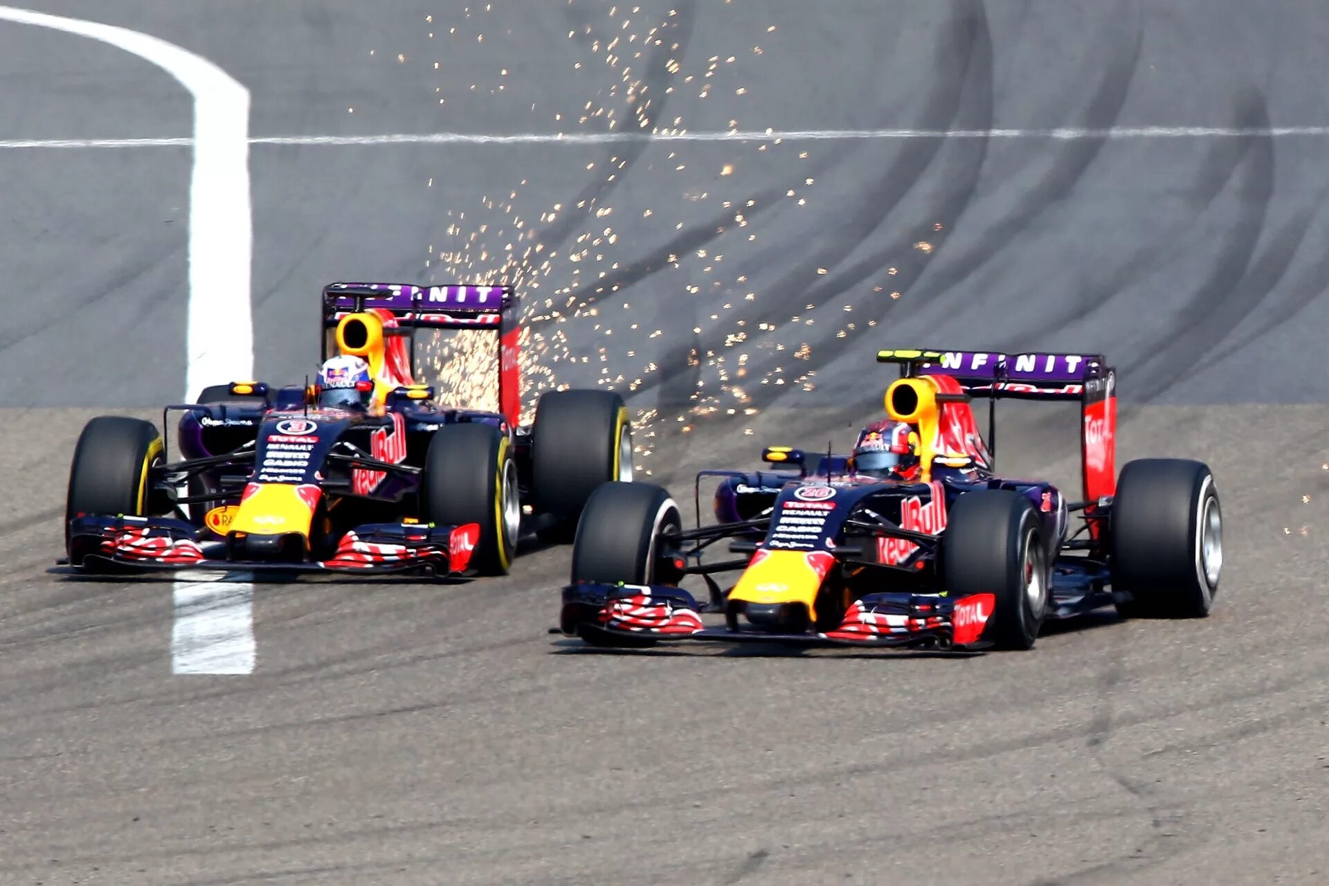 F 1 решение. Red bull f1 2015. Ред Булл формула 1. Formula 1 Red bull 2015. F1 2015 Болиды.