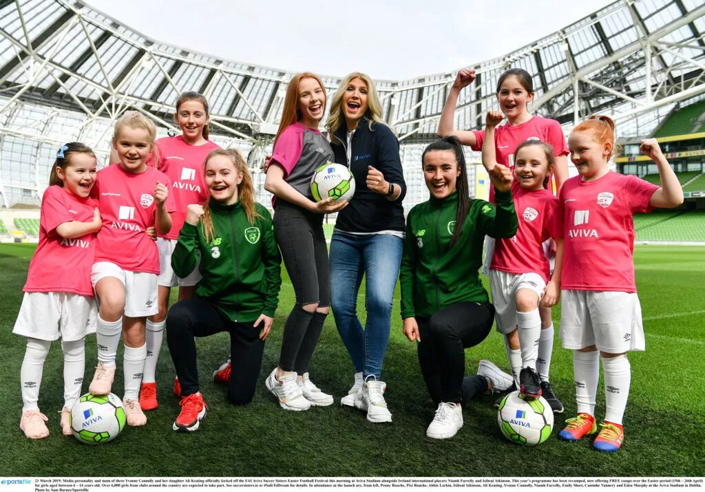 Сестра спорт. Sisters in Sport. Sisters Soccer Team in the Showers.