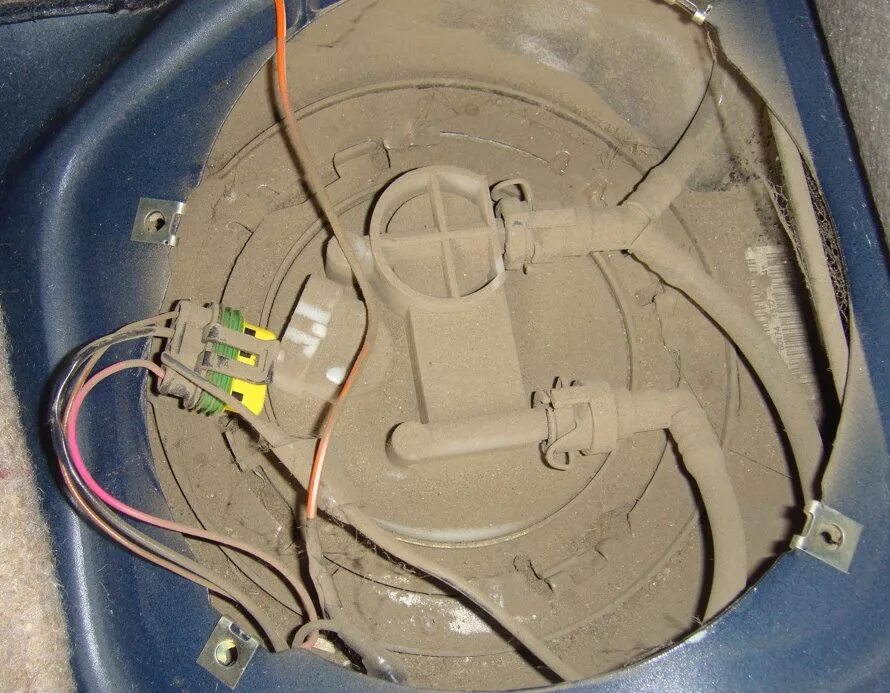 Бензонасос где плюс и минус. Фишка бензонасоса калина 1. Штекер бензонасоса лада приора. Модуль бензонасоса 2123. Насос волга выносной полярность.