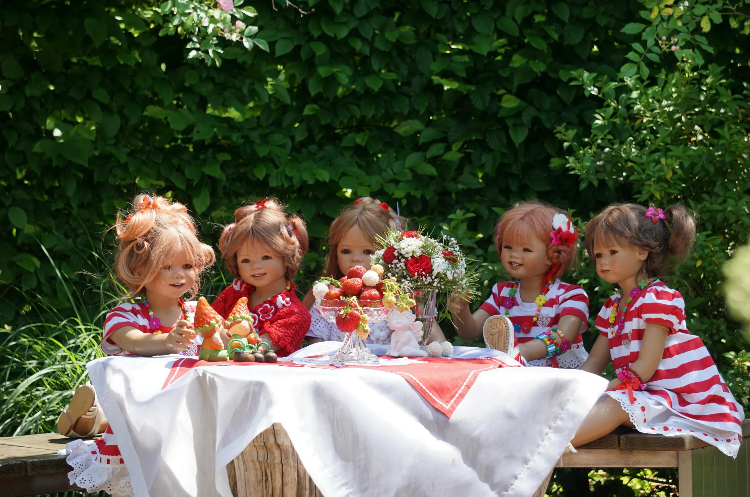 Дети за столом. Чаепитие для детей. Детская фотосессия с клубникой. Чаепитие с куклами. Во что играют девочки на дне рождения