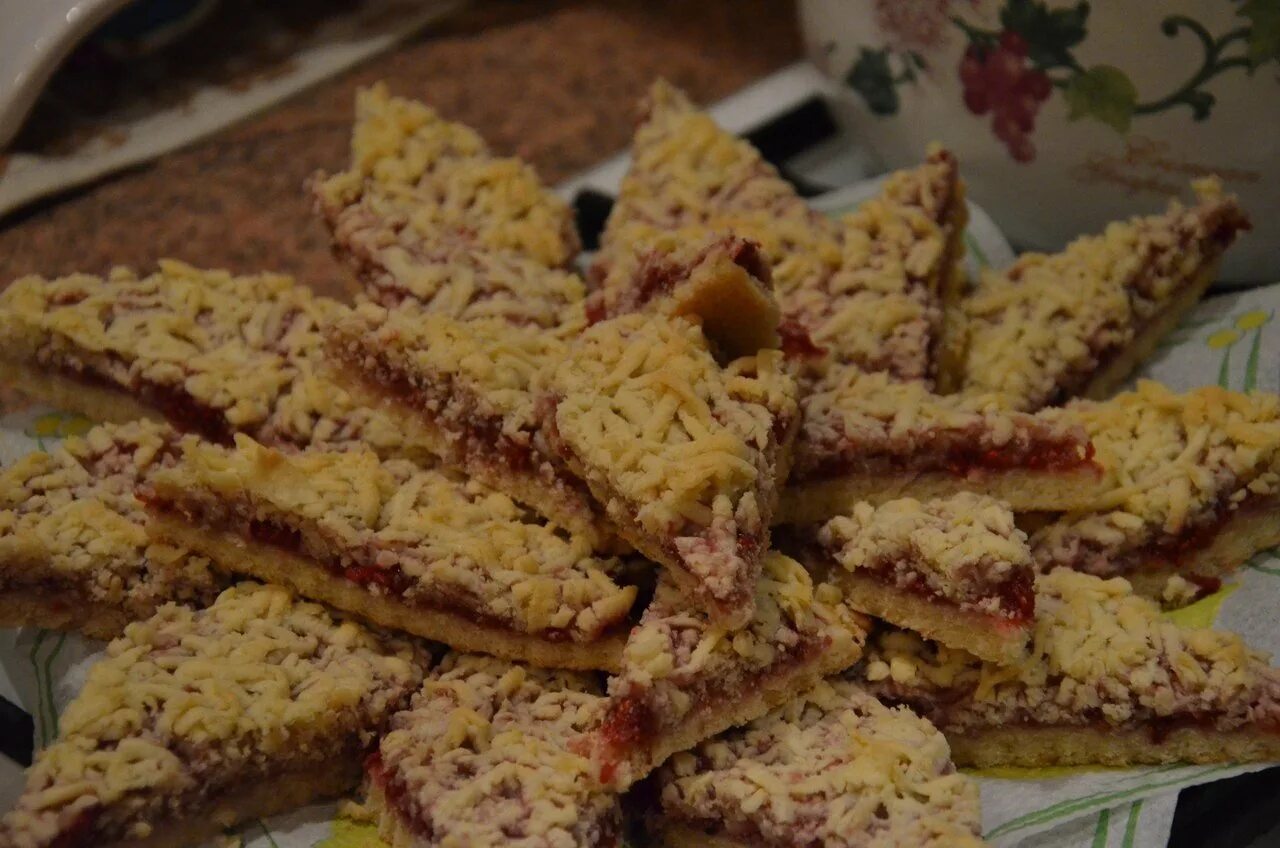 Крошка с вареньем рецепт на маргарине. Песочный пирог Каракум. Тертый пирог Каракум. Венский пирог песочный. Песочные печенье Венское.