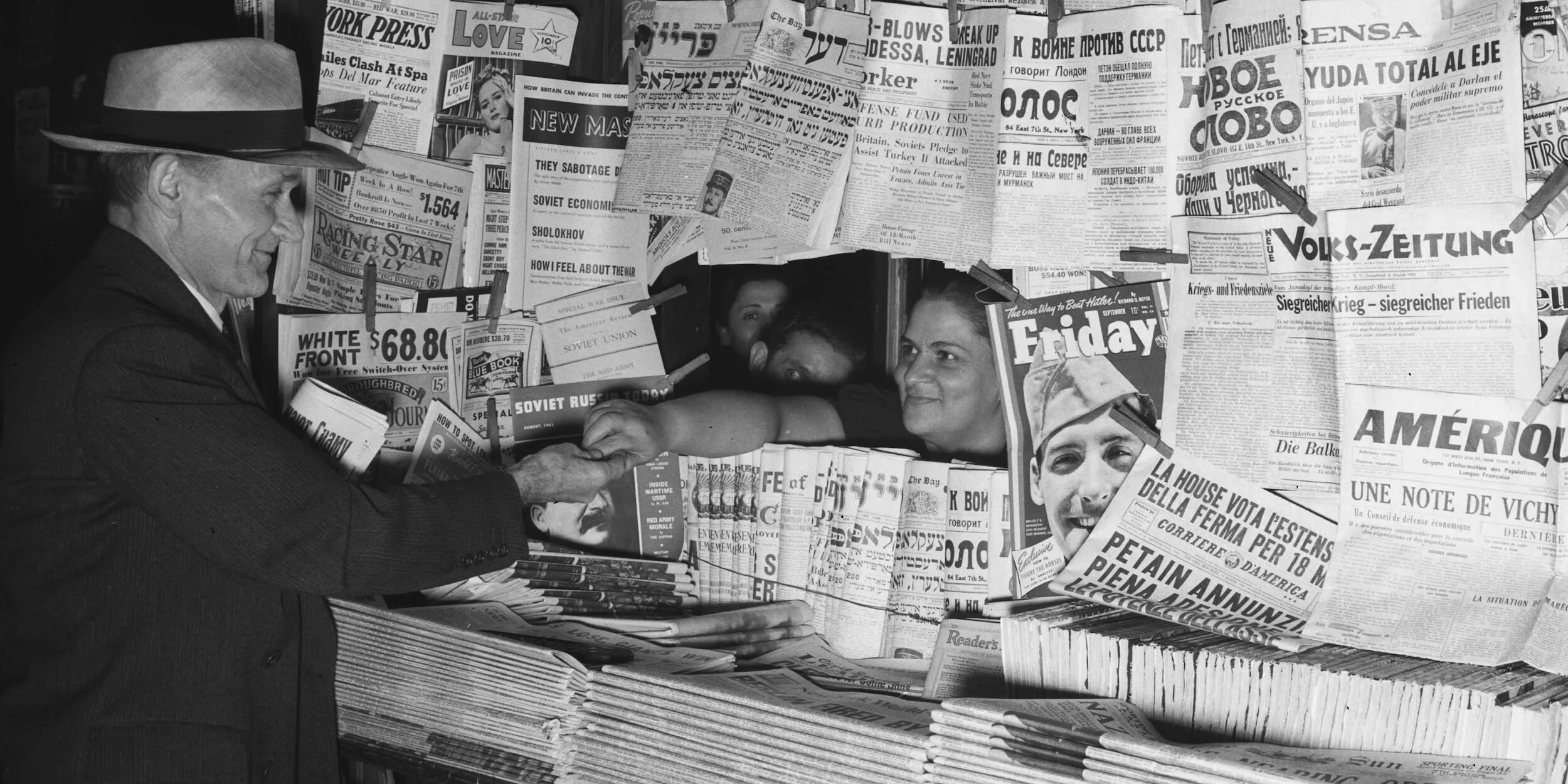 Фотосессия с газетой. Newspaper industrial. Газеты и журналы на белом фоне. Newspaper 8. French news.