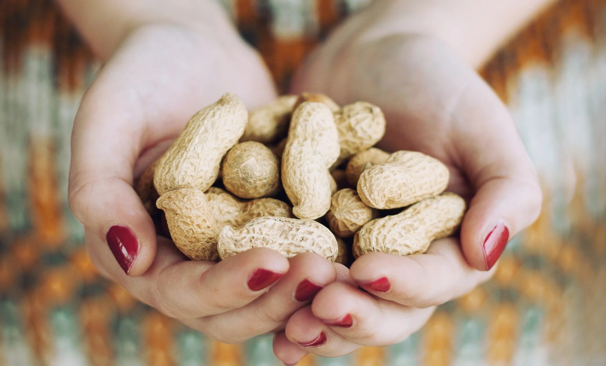 самые полезные орехи. почему хочется арахиса. чем полезен арахис для организма. чего не хватает организму. арахис польза.