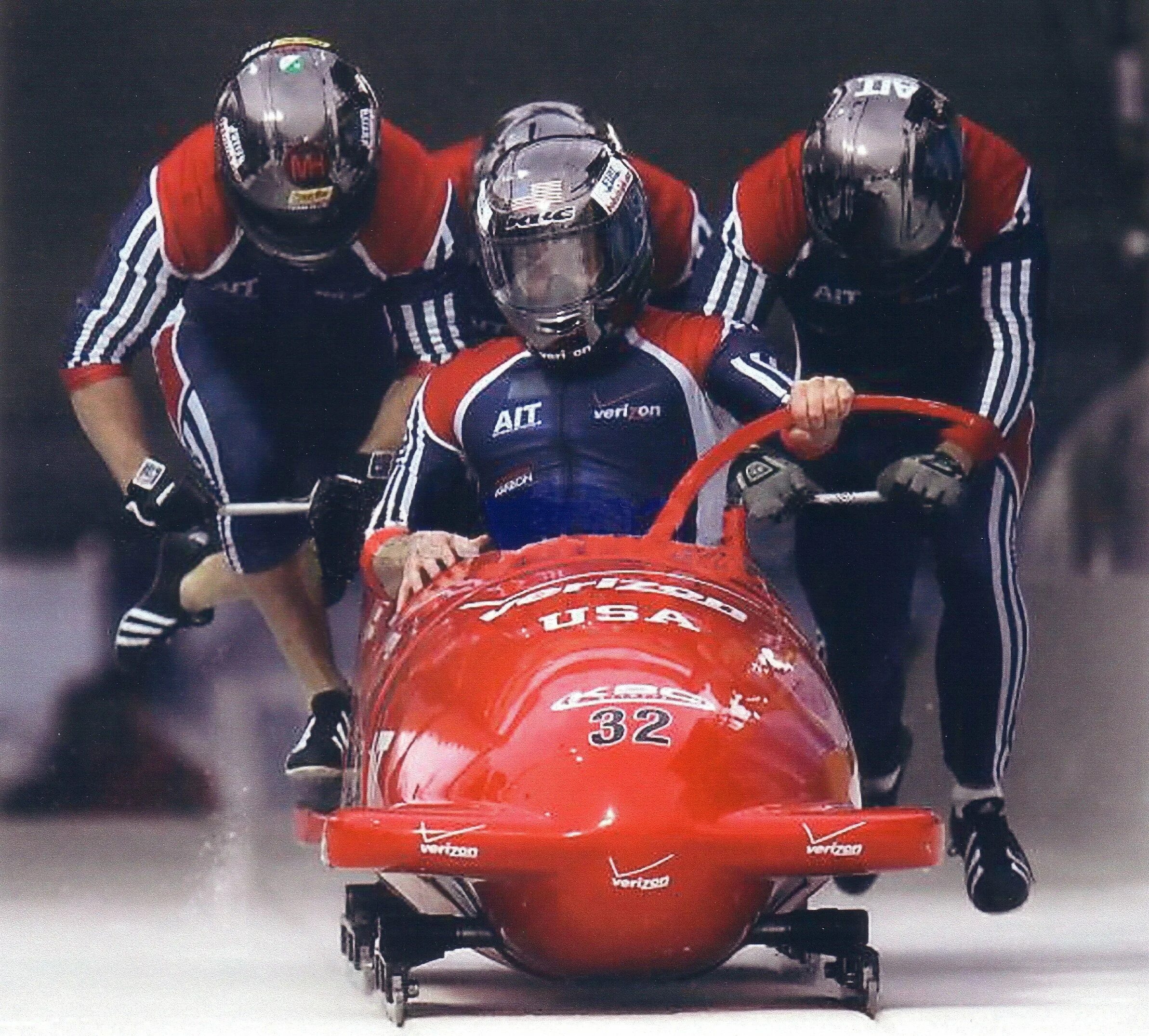 Bobsled. Бобслей вид спорта. Зимние виды спорта Бобслей. Бобслей команда. Что такое бобслей