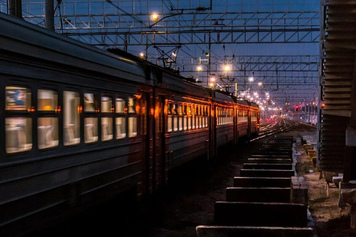 Поезда но пустой вокзал. Пустой поезд. большие города пустые поезда. пустые города пустые поезда. ночной вокзал.