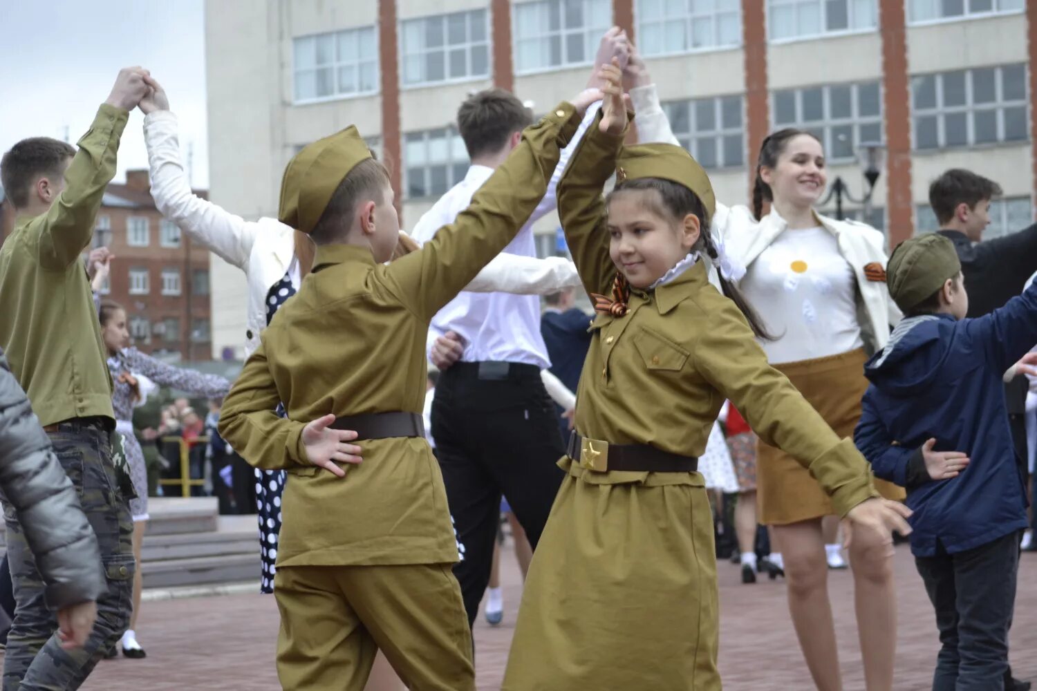 Танец на 9 мая в школе. Вальс Победы. Патриотический танец. Военно патриотический танец. День Победы танец.