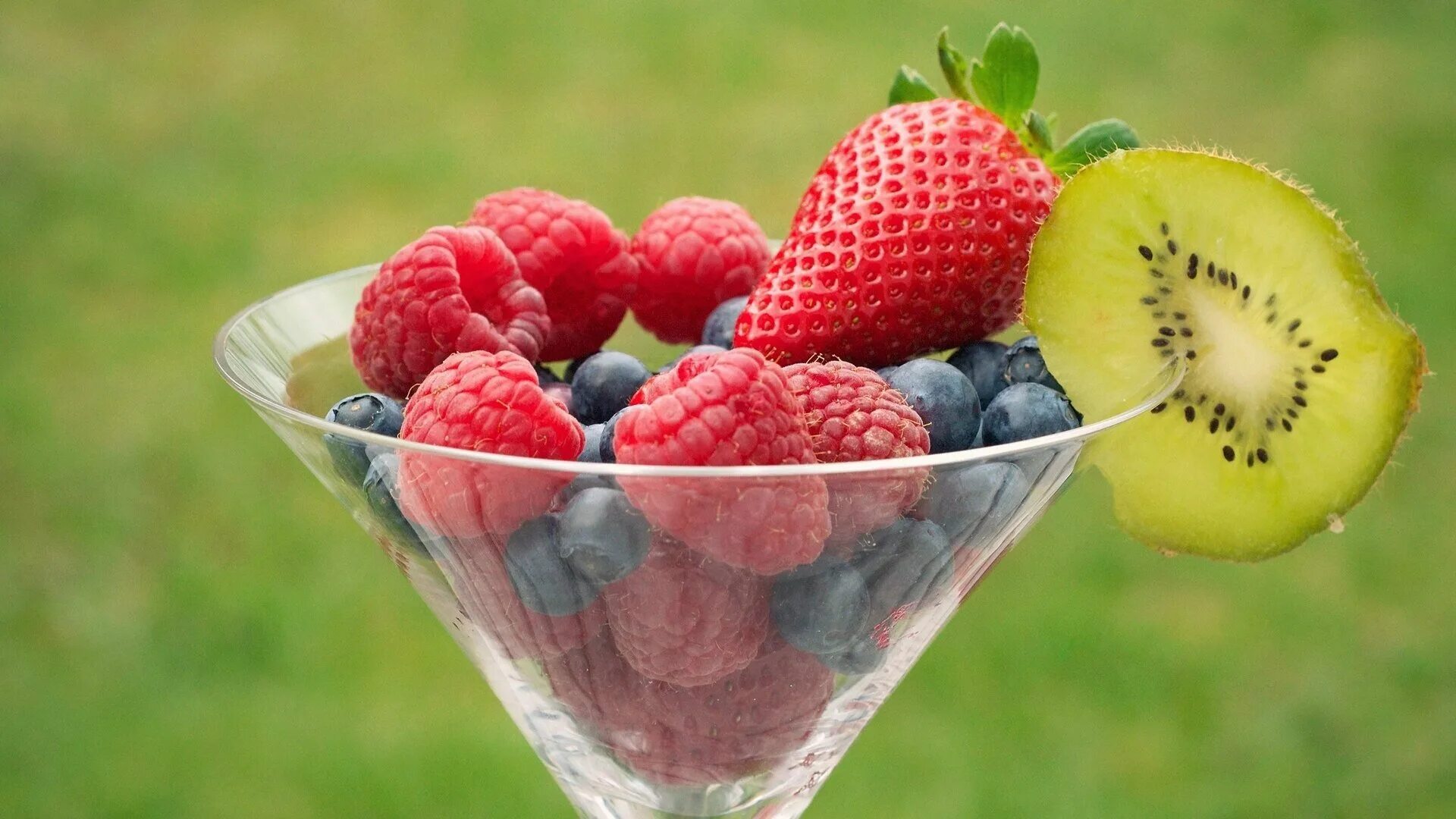 3 фрукта лета. Красивые фрукты. Ягоды в стакане. Ягоды в бокале. Фруктово ягодный микс.