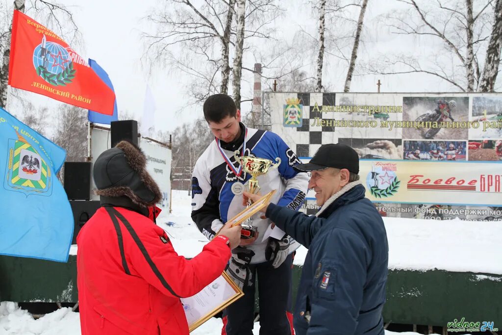 занявший видное место