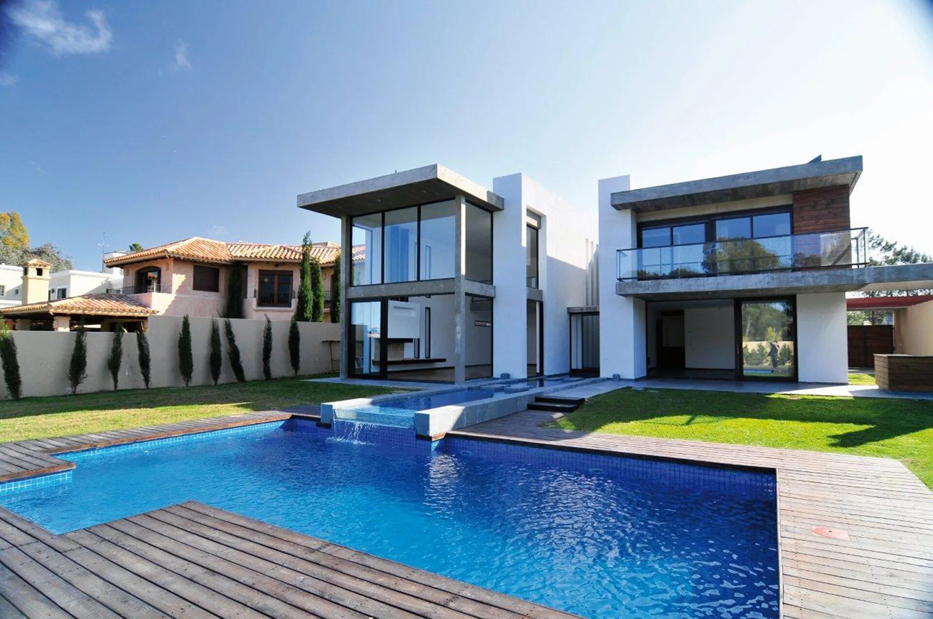 Новый коттедж с бассейном. Двухэтажный дом с балконом и бассейном. загородный дом двухэтажный с бассейном. дом с балконом и с бассейном. дом с бассейном садо двухэтажный.