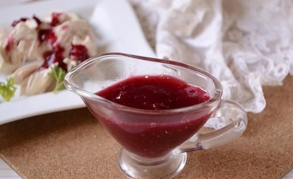 Ягодный соус рецепт. Малиновый соус. Мясо с ягодами. Клюквенный чатни. Фруктово ягодные соусы.