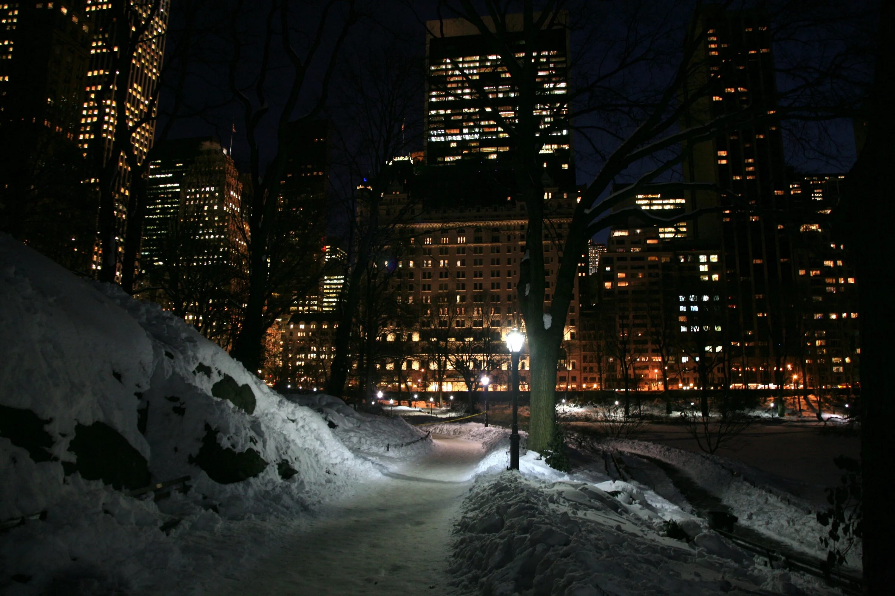 Сугробы вечером. Зимний Нью-Йорк. Нью-Йорк парк Центральный зимний ночной. Централ парк Нью Йорк зима. Парк Нью Йорк снег вечер.