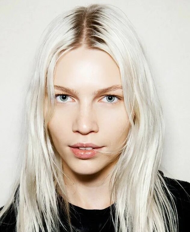 Белый цвет волос оазный. Bleach блонд. Blonde hair with Dark roots. Bleached blonde hair.