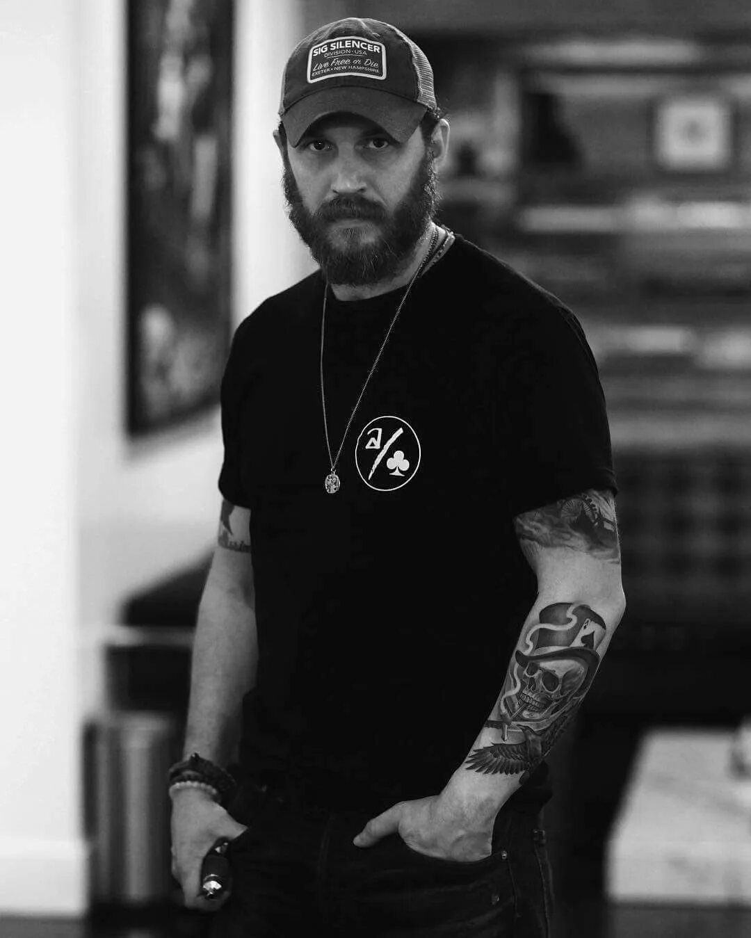 том харди торс 2021. тату дракона тома харди. том харди тату. татуировки тома харди. тату тома харди.