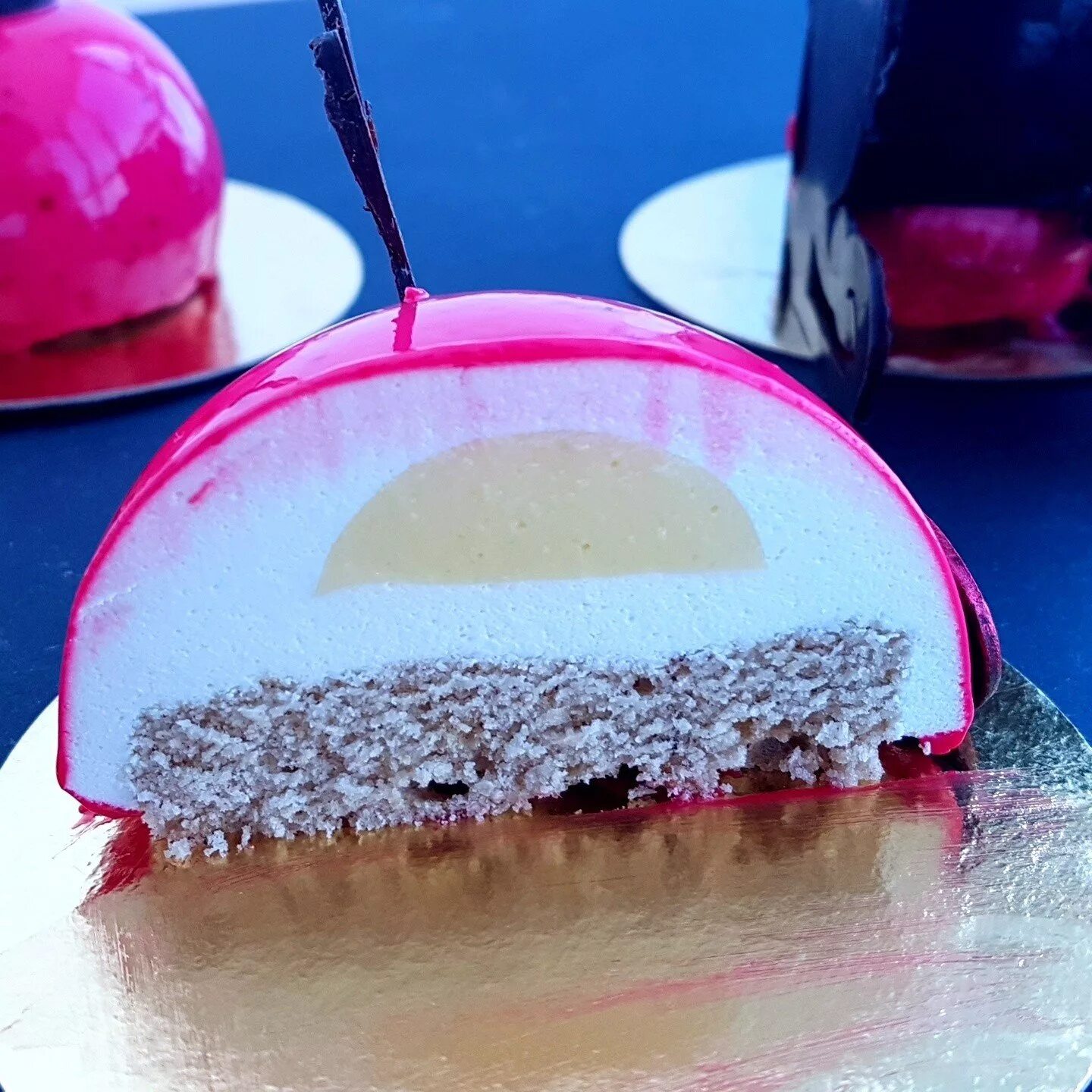 Муссовое пирожное "Тиффани". Муссовый торт. Муссовый торт Эклипс. Муссовый космос зеркальная глазурь. Воздушная глазурь