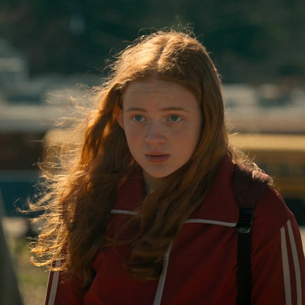 максин очень странные дела в наушниках. очень странные дела трейлер. макс из очень странных дел с наушниками. максин мэйфилд очень странные дела. финн и сэди.