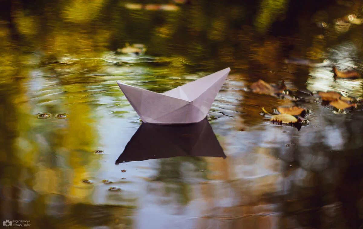 кораблик негасимый. плывёт в тоске необъяснимой среди кирпичного. надежда на счастье. бродский плывет в тоске необъяснимой. кораблик негасимый.