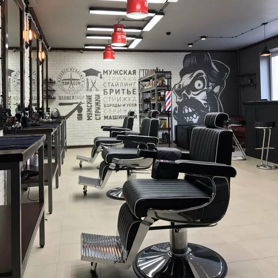 Barbershop московская. Top Gun барбершоп. Топган барбер Казань. Топ Ган парикмахерская. Интерьер барбершопа.