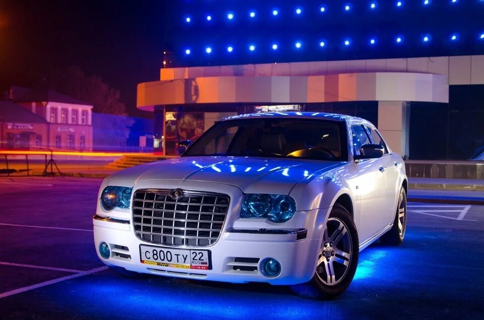 Крайслер 300с ошибки. Крайслер 300с белый. крайслер 300с 2025. chrysler 300c свадебный. chrysler 300c 2025 синий.