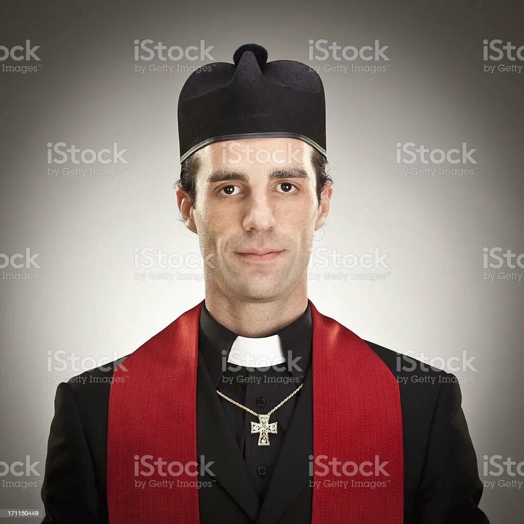 Католический священник 6 букв кроссворд. Католический головной убор. Шапка Католика. Шапка священника. Шапка католического священника.