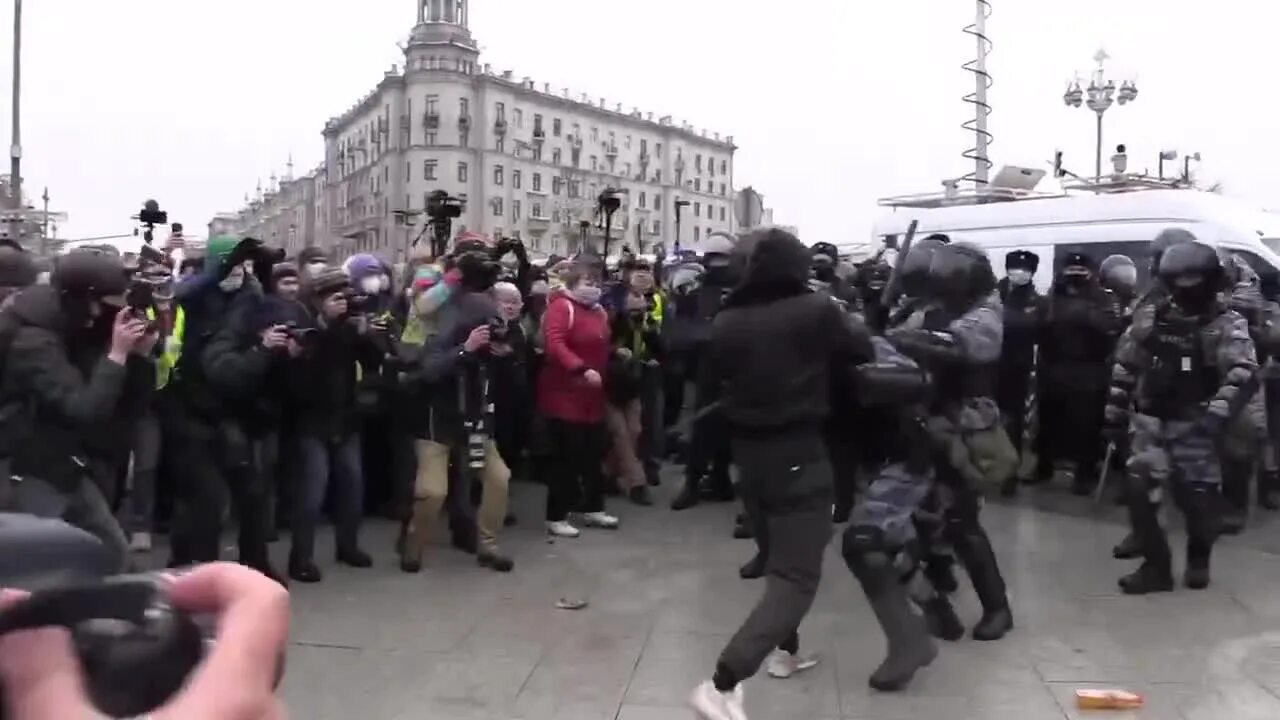 Народ в нападения. Саид Джумаев драка с ОМОНОМ.