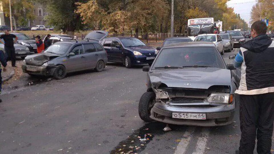 Авария на 50 лет октября саратов сегодня. Авария на 50 лет октября Саратов. ДТП В Саратове сегодня на проспекте 50 лет октября. Авария на стрелке в Саратове сегодня.