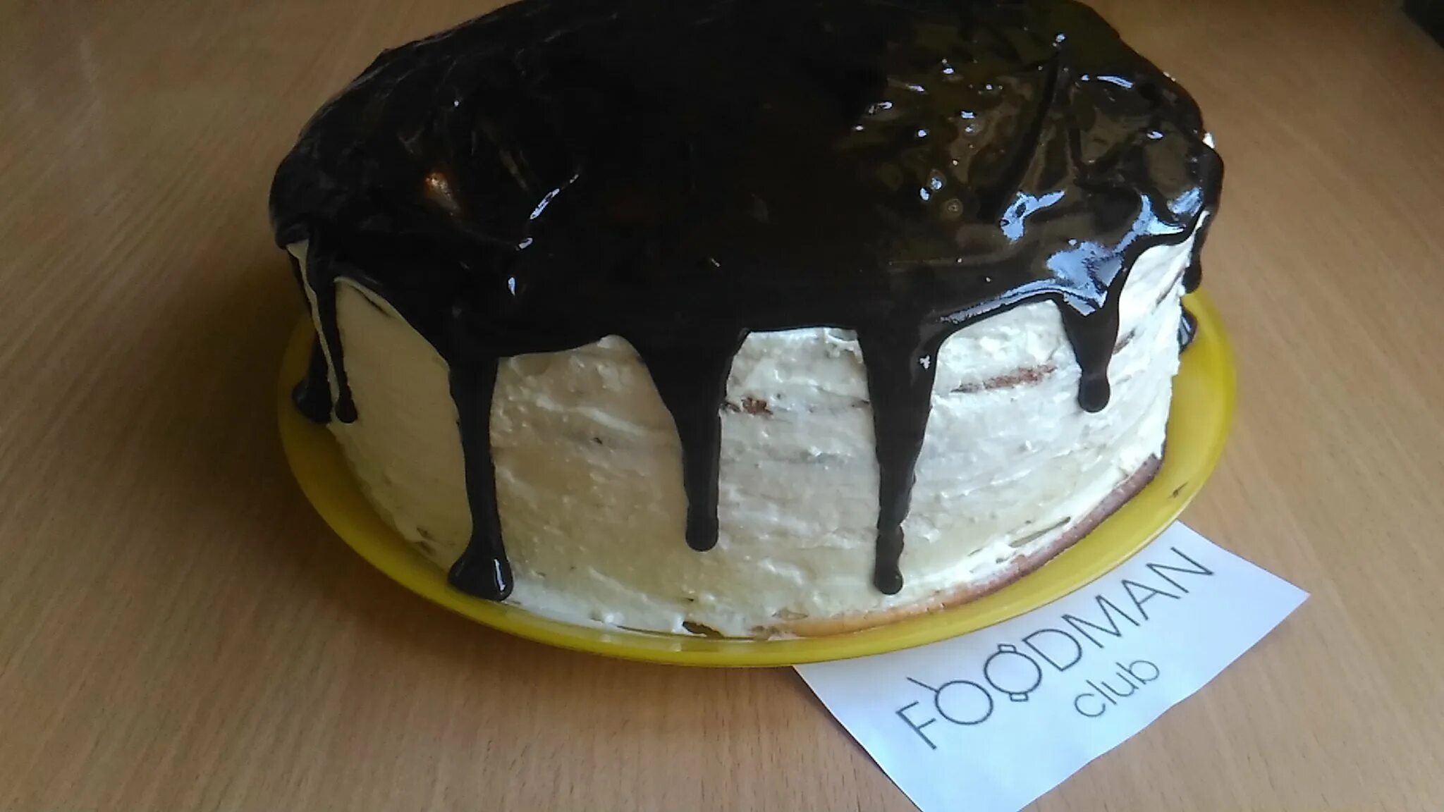 Черный глазурь. Торт с шоколадной глазурью. Сметанный торт с шоколадной глазурью. Торт с белой глазурью. Украшение торта покрытого шоколадной глазурью.