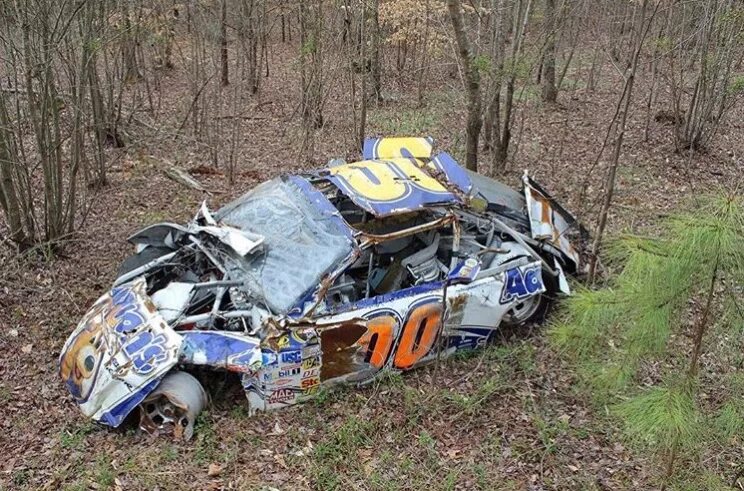 Вид разбитых. Разбитая бугатти. Мерседес бенц е 63 разбитая. Вид разбитых. Разбил бугатти.