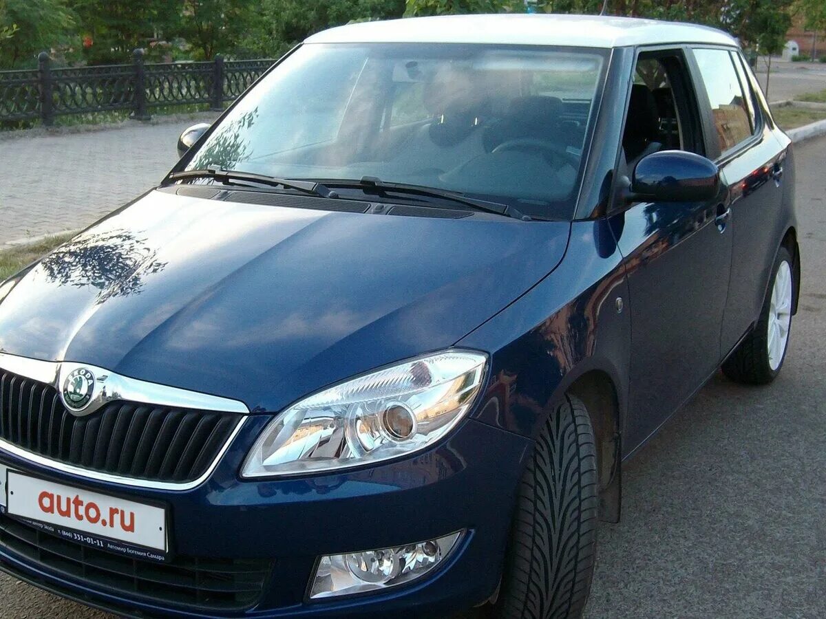 Купить машину в бузулуке. Шкода Фабия синяя 2010. Skoda Fabia 2010 белая крыша. Шкода Фабия 2 темно синяя. Шкода Фабия темно синяя.