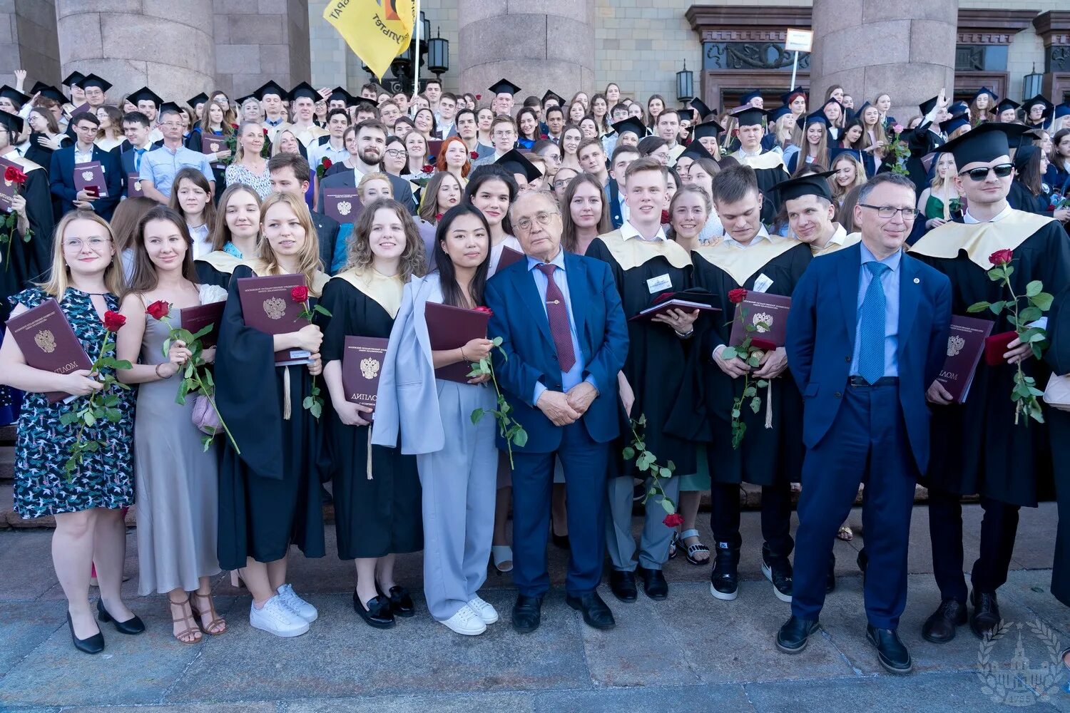 Мгимо выпускной 2022. Вручение грамоты. День вручения. День вручения. Вручение красных дипломов мгу.