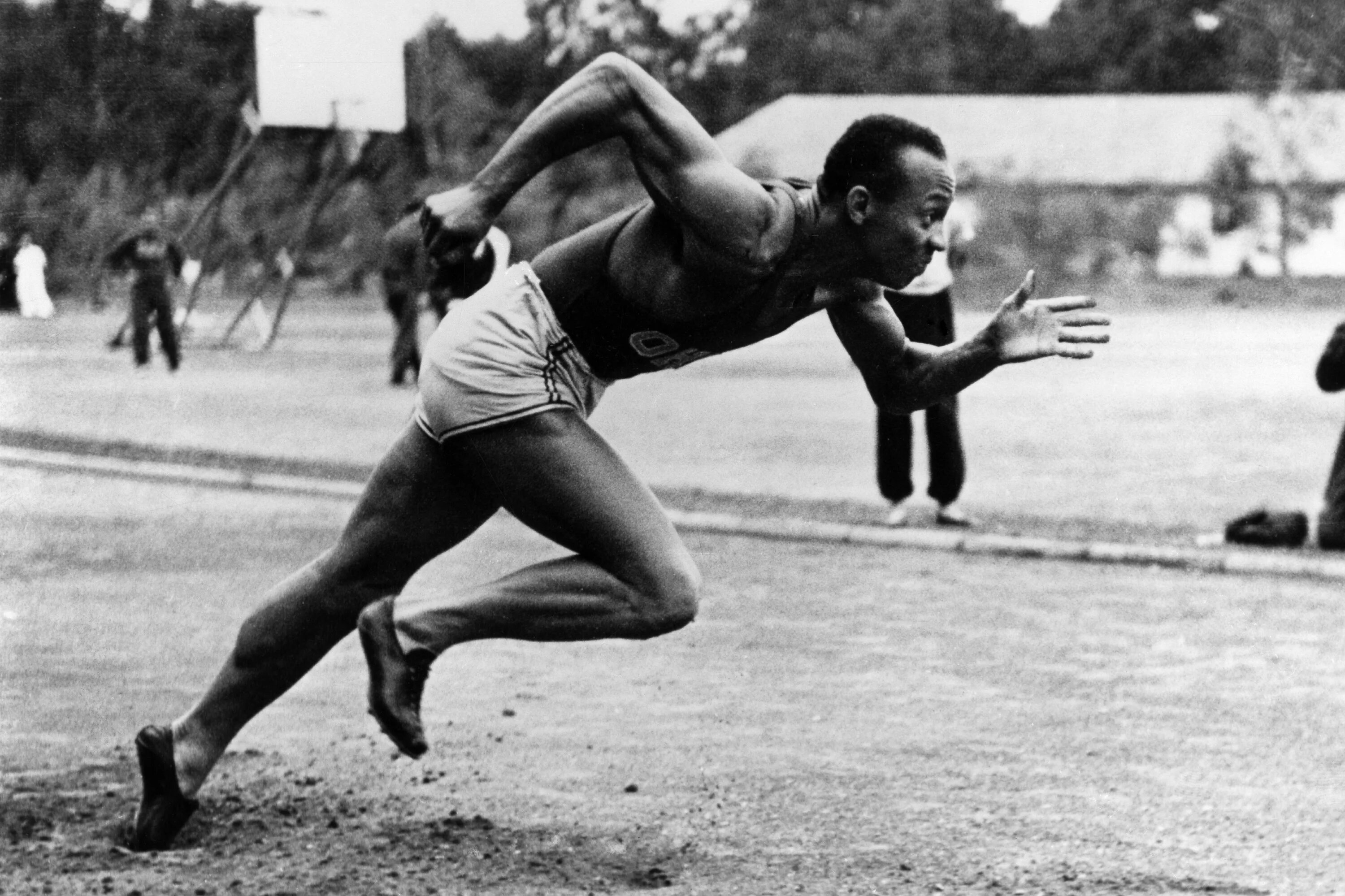 Первый олимпийский бегун. Джесси Оуэнс 1936. Олимпийские игры 1936 Джесси Оуэнс. Джесси Оуэнс 1980.