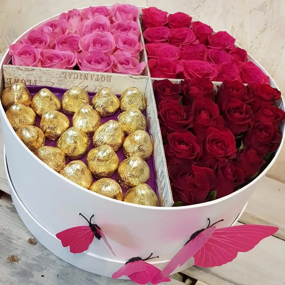 Букет с розами Рафаэлло и Ферреро Роше. Коробки с цветами и конфетами. Конфеты в коробке с цветами. Красивые коробки с цветами. Цветы в коробке с конфетами